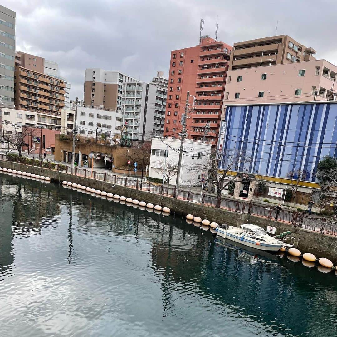 椎名桔平のインスタグラム：「#yokohama  今日は早朝からの横浜ロケ。 近くて何十回も行ってはいるけど、行く度に「ふーん、こんな所もあるんだ〜」と思わせられる街です。 住むとどんな感じかなぁ。^_^」