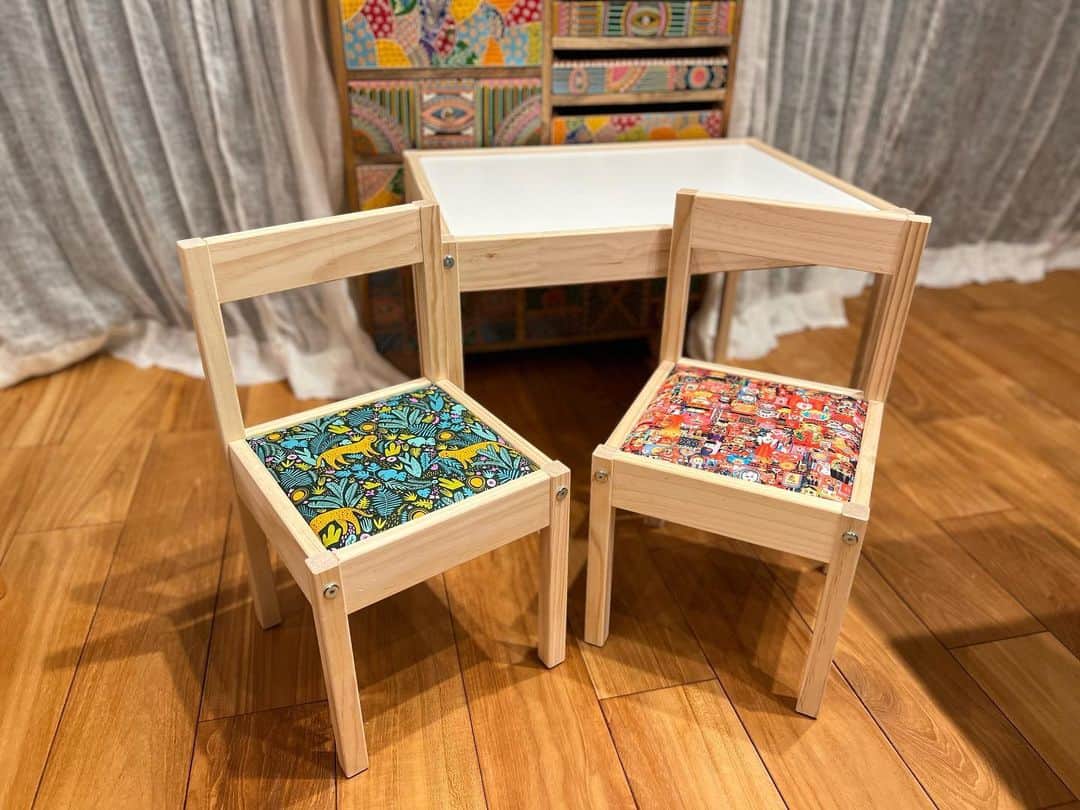 平田薫さんのインスタグラム写真 - (平田薫Instagram)「お友達の家に遊びに行った時にあったIKEAのLATT というチェアテーブルセット。 娘が楽しそうに座らせてもらっていたので、我が家にも購入。 そのままだと椅子のトップもテーブルと同じく白い板。  何かクッションを敷きたいと思いちょうど良いサイズのクッションがないか調べていたら、クッションを入れて布を貼るリメイクをしている人達がいるのを見つけ、もうやりたくて居ても立っても居られなくなった私。 昨日買ったLATTに今日材料を買ってきて、娘の寝かしつけを済ませてせっせと作成。  ウィリアムモリスのいちご泥棒の布にしたかったのですが、今日の手芸屋さんには取り扱い無く。 ロバートカフマン社のカットクロスが柄も可愛くサイズもちょうど良かったので2種類選んで来ました。(統一感皆無!!!)  クッションは、あまり厚くても座りにくそうなので、厚めのキルト芯を二重にして程よく。  派手布にしたので、パイン材の木の色ももう少し深めの色に塗装したいーー ステインかなぁ、オイル仕上げかなぁ。 時間ないのにやりたい事が沢山あるぞーーー😂  割と簡単に出来たので飽きたらモリスの布に変えようと思っております。。それも楽しみ。  #IKEA#LATT #robertkaufman」2月19日 22時16分 - hiratakaoru1215