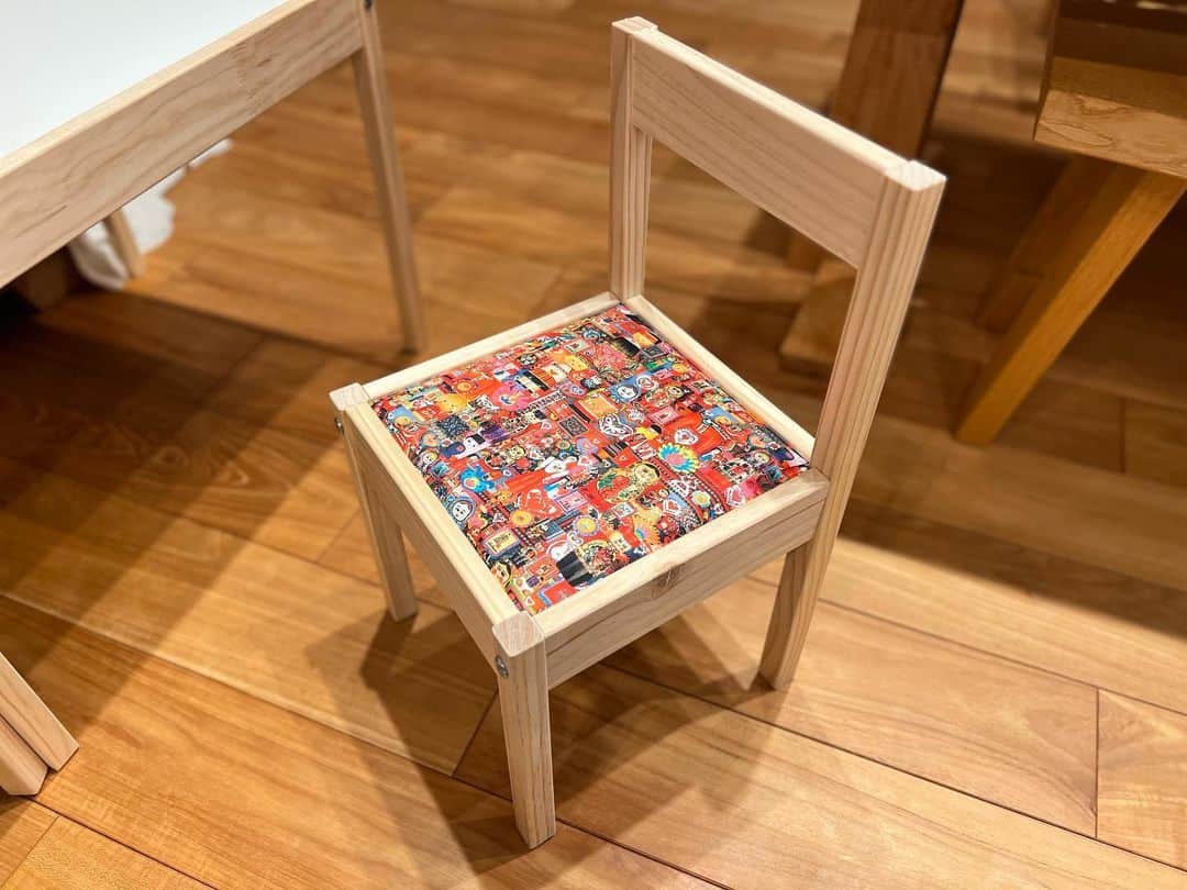 平田薫さんのインスタグラム写真 - (平田薫Instagram)「お友達の家に遊びに行った時にあったIKEAのLATT というチェアテーブルセット。 娘が楽しそうに座らせてもらっていたので、我が家にも購入。 そのままだと椅子のトップもテーブルと同じく白い板。  何かクッションを敷きたいと思いちょうど良いサイズのクッションがないか調べていたら、クッションを入れて布を貼るリメイクをしている人達がいるのを見つけ、もうやりたくて居ても立っても居られなくなった私。 昨日買ったLATTに今日材料を買ってきて、娘の寝かしつけを済ませてせっせと作成。  ウィリアムモリスのいちご泥棒の布にしたかったのですが、今日の手芸屋さんには取り扱い無く。 ロバートカフマン社のカットクロスが柄も可愛くサイズもちょうど良かったので2種類選んで来ました。(統一感皆無!!!)  クッションは、あまり厚くても座りにくそうなので、厚めのキルト芯を二重にして程よく。  派手布にしたので、パイン材の木の色ももう少し深めの色に塗装したいーー ステインかなぁ、オイル仕上げかなぁ。 時間ないのにやりたい事が沢山あるぞーーー😂  割と簡単に出来たので飽きたらモリスの布に変えようと思っております。。それも楽しみ。  #IKEA#LATT #robertkaufman」2月19日 22時16分 - hiratakaoru1215