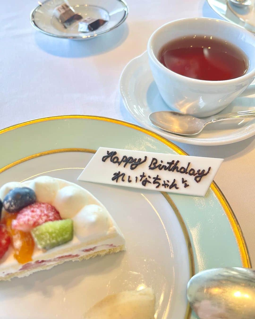 宮崎麗奈のインスタグラム：「． 学生時代からの大大大親友が 今年もお誕生日をお祝いしてくれました🤭🥂  いつも本当にありがとう💗」