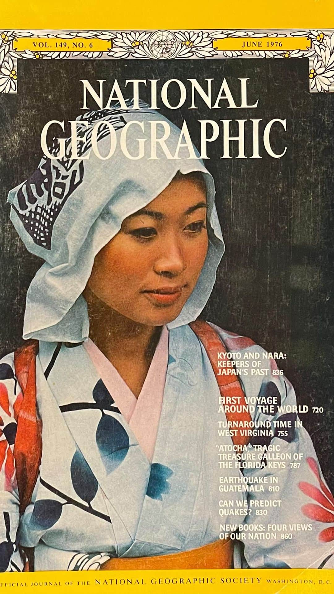 裕木奈江のインスタグラム：「本の整理のお手伝い中に見つけた1976年6月号のNational Geographicの京都/奈良 特集。海外が好みそうな和の写真たち。当時の街の様子は関東とさして変わらず、懐かしむ🍵🍘  #nationalgeographic #1976 #japan #kyoto #nara #oldpictures」