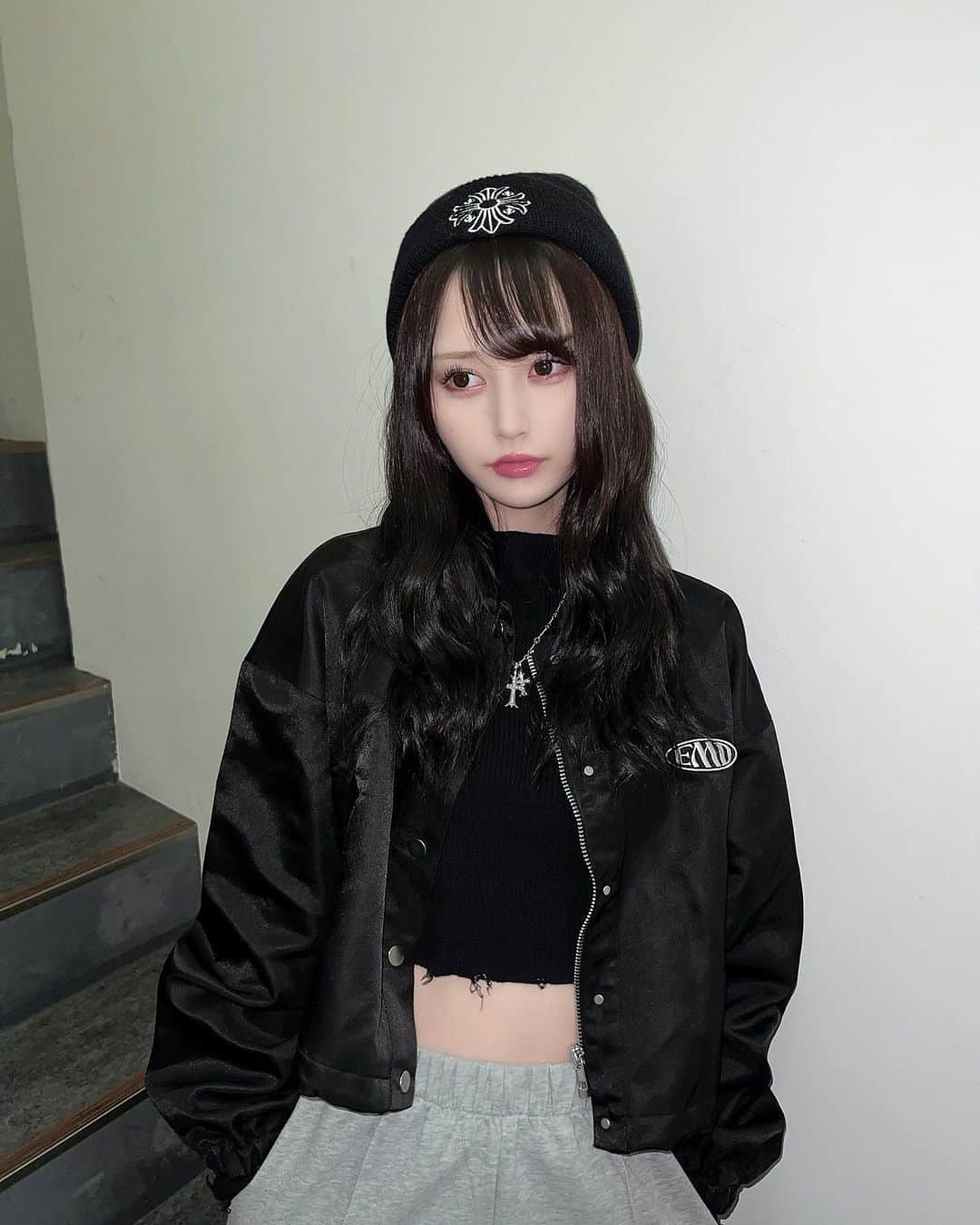 山本望叶のインスタグラム：「楽でかわいい服がいちばん( •̀ᴗ•́ )و  #ootd #code #コーデ #モノトーンコーデ #ブラックコーデ #ニット帽 #スウェット #emoda #chromehearts」