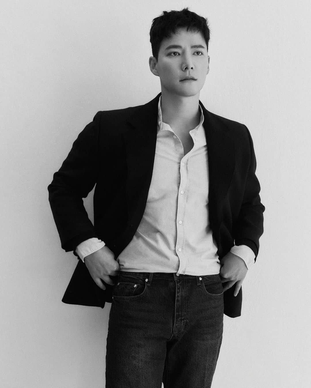 チョ・テグァンのインスタグラム：「Soz I’m late. Thank you all for taking the time to send your birthday wishes last week. 🎉Those who haven’t, I’m unfriending you now. 🪅  생일 축하해주셨던 분들 모두 감사했습니다! 인사가 늦었네요, 일들이 좀 있었어서 - Photographer @ljhomad  Stylist  @jleestyle」