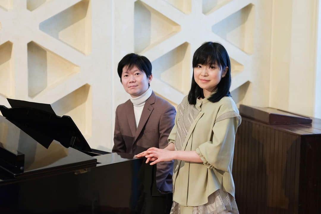 naoのインスタグラム：「とても楽しく、感慨深い時間でした。  IWiSH再結成ライブの場所は、新大久保の淀橋教会にて。  新大久保は、中学、高校と6年間通った思い出の地でして、そこの地の教会にてグランドピアノを奏でるというなんとも言えない気持ちが込み上げました。  中高生の時は、ロッテの工場（現在は住宅展示場）のブルーベリーのガムの匂いを嗅ぎながら通学していた記憶が新大久保の地に降りると鮮明に蘇ります。（今は完全にコリアンタウンですが）  aiにとって今回の公演は喉の手術から9ヶ月、ステージに立つのは半年ぶりのライブ。2022 年 5月に声帯の手術を行って以来、声の回復のため歌うことを控えていたのですが、その間 も変わらず応援してくれていたファンのため、今回のイベントが開催されました。  20年、長いようであっという間。 これからも、とうぞ、よろしくお願いいたします。」