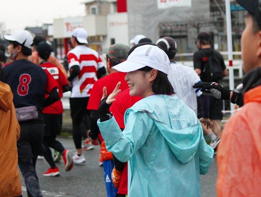 市村愛里さんのインスタグラム写真 - (市村愛里Instagram)「#熊本城マラソン2023 42.195km初のフルマラソン無事完走することが出来ました〜〜〜！！！ 応援してくださった皆さんありがとうございました✨ . 初めてのマラソン大会がまさかのフルマラソンだったので正直ずっと不安でした🥲しかも独学で1人で練習してきたから本当に心細くて自信がなくて誰にも頼れなくて、今思うときっと無謀な挑戦だったのかも……。けどだからこそ頑張りたかったしHKT48として何としてでも完走しなきゃと思いました。 . フルマラソン中はずっとペース乱すことなく走れて、20kmくらいまではわりと元気だったけどそれ以降体力は余裕なのにどんどん脚が動かなくなってきて人生で初めて感じるような痛みも今日経験しました……。上り坂も下り坂も途中何度もあるし、雨風強い時もあったし、特にラスト12kmくらいが精神的にも肉体的にも経験したことない辛さ…🥲 心が折れそうでもう無理かもと思っちゃった時もあったけど、沿道からの声援やファンの方がずっと色んな地点で応援してくれたのがとってもパワーになりました。メンバーからの応援も嬉しくて何度も皆のこと思い出した😢 . ラスト何kmかの時に5時間半切れるかもって伴走者さんに言ってもらえたので、苦しかったし辛かったけど我慢して最初から最後まで歩かず走り続けて良かったと今改めて思います🥹歩いてたら悔いが残ってた気がする😶 ゴールの時は達成感と身体の痛みと皆に嬉しい報告ができる喜びと色んな気持ちが湧いてきて自然と涙が溢れてしまいました……フルマラソン経験した人にしかわからない感情なのかも…… . 長くなってしまいましたが、本当に熊本城マラソン2023にゲストランナーとして挑戦させて頂けて良かったと思うし人生で忘れられない1日になりました✨これから先辛いことがあってもフルマラソン完走できたので何でも乗り越えられそうな気がしてます！ちょっとは強くなれたと思うよ😼 仕事で疲れて眠い時も雪や雨が降ってる時も走りに行ったり、コツコツ練習してきて良かった！！！ 私は努力は必ず報われると思いたいし信じています😌沢山の方に勇気や希望を与えられていたら良いな……！ 今日も含め約4ヶ月間頑張って来たので少しだけ自分を褒めてあげようと思います…😪 あとはゆっくり休む！！！」2月19日 22時23分 - airi_hkt48
