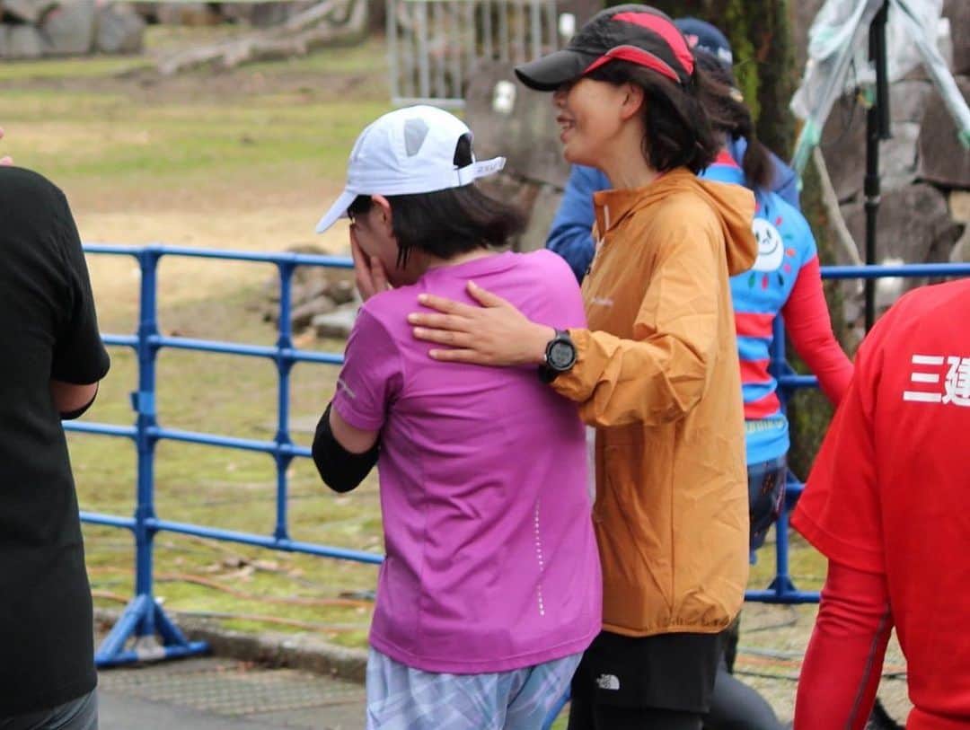 市村愛里さんのインスタグラム写真 - (市村愛里Instagram)「#熊本城マラソン2023 42.195km初のフルマラソン無事完走することが出来ました〜〜〜！！！ 応援してくださった皆さんありがとうございました✨ . 初めてのマラソン大会がまさかのフルマラソンだったので正直ずっと不安でした🥲しかも独学で1人で練習してきたから本当に心細くて自信がなくて誰にも頼れなくて、今思うときっと無謀な挑戦だったのかも……。けどだからこそ頑張りたかったしHKT48として何としてでも完走しなきゃと思いました。 . フルマラソン中はずっとペース乱すことなく走れて、20kmくらいまではわりと元気だったけどそれ以降体力は余裕なのにどんどん脚が動かなくなってきて人生で初めて感じるような痛みも今日経験しました……。上り坂も下り坂も途中何度もあるし、雨風強い時もあったし、特にラスト12kmくらいが精神的にも肉体的にも経験したことない辛さ…🥲 心が折れそうでもう無理かもと思っちゃった時もあったけど、沿道からの声援やファンの方がずっと色んな地点で応援してくれたのがとってもパワーになりました。メンバーからの応援も嬉しくて何度も皆のこと思い出した😢 . ラスト何kmかの時に5時間半切れるかもって伴走者さんに言ってもらえたので、苦しかったし辛かったけど我慢して最初から最後まで歩かず走り続けて良かったと今改めて思います🥹歩いてたら悔いが残ってた気がする😶 ゴールの時は達成感と身体の痛みと皆に嬉しい報告ができる喜びと色んな気持ちが湧いてきて自然と涙が溢れてしまいました……フルマラソン経験した人にしかわからない感情なのかも…… . 長くなってしまいましたが、本当に熊本城マラソン2023にゲストランナーとして挑戦させて頂けて良かったと思うし人生で忘れられない1日になりました✨これから先辛いことがあってもフルマラソン完走できたので何でも乗り越えられそうな気がしてます！ちょっとは強くなれたと思うよ😼 仕事で疲れて眠い時も雪や雨が降ってる時も走りに行ったり、コツコツ練習してきて良かった！！！ 私は努力は必ず報われると思いたいし信じています😌沢山の方に勇気や希望を与えられていたら良いな……！ 今日も含め約4ヶ月間頑張って来たので少しだけ自分を褒めてあげようと思います…😪 あとはゆっくり休む！！！」2月19日 22時23分 - airi_hkt48