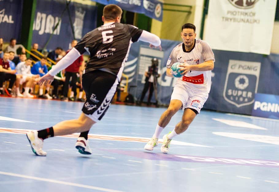 徳田廉之助のインスタグラム：「. ⚪️🔴🤾‍♂️ #handball  #zabrze #hummel」