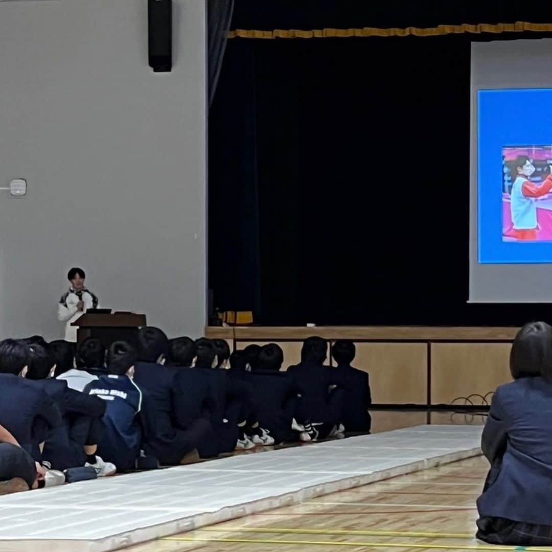 田中佑典さんのインスタグラム写真 - (田中佑典Instagram)「. 今週は 世田谷区の小学校へ  今年度いっぱいで終わりのこのプロジェクト 今回で最後の参加になりました  講話を聞いて実演を楽しんでくれたみんな 学校に招いてくれた先生方 体操競技を観てくれていて喜んでくれる先生 ご尽力いただいた関係者の皆さま ありがとうございました たくさんの出会いに感謝です  これまでで一番多く ハイタッチやグータッチを 交わした年度となりました🙌  #東京都 #子供を笑顔にするプロジェクト  #マット運動 #体操競技  #学校体育 #学校イベント  #artistic #gymnastics」2月19日 22時25分 - yu_suke_tanaka_