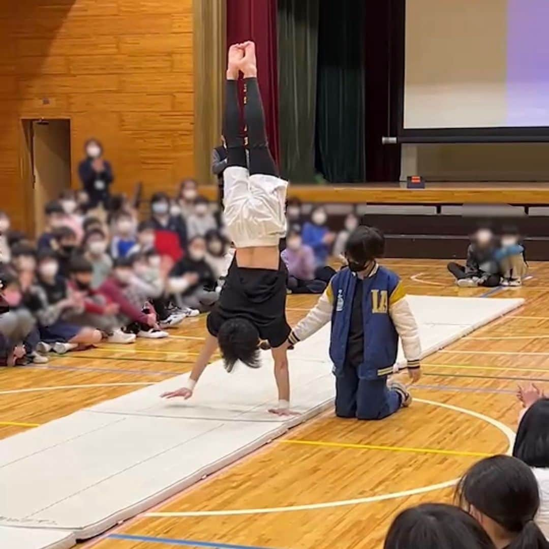 田中佑典のインスタグラム：「. 今週は 世田谷区の小学校へ  今年度いっぱいで終わりのこのプロジェクト 今回で最後の参加になりました  講話を聞いて実演を楽しんでくれたみんな 学校に招いてくれた先生方 体操競技を観てくれていて喜んでくれる先生 ご尽力いただいた関係者の皆さま ありがとうございました たくさんの出会いに感謝です  これまでで一番多く ハイタッチやグータッチを 交わした年度となりました🙌  #東京都 #子供を笑顔にするプロジェクト  #マット運動 #体操競技  #学校体育 #学校イベント  #artistic #gymnastics」