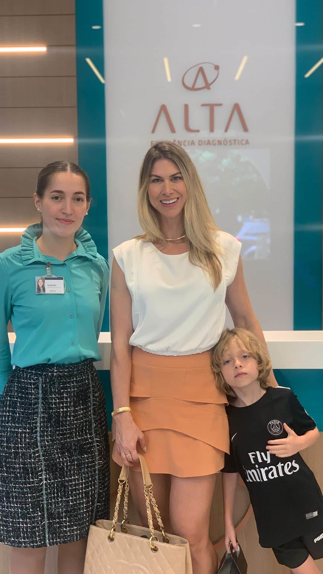 のインスタグラム：「✨VOCÊ FAZ EXAMES DE ROTINA? 👉Cada vez mais impressionada e satisfeita com a excelência dos serviços do @altadiagnosticos . Escolhi o Alta para minha família pela excelência em atendimento, unidades modernas e confortáveis, equipe médica super especializada e presente em toda a jornada. Além da unidade Panamby que fica ao lado de casa, também conheci a unidade Jardins! A concierge nos acompanhou des de a chegada, tornando o processo rápido e prazeroso! E o melhor! Os exames são enviados para sua casa! ❤️ Já ganharam nosso coração! #exames #saude #altadiagnosticos」