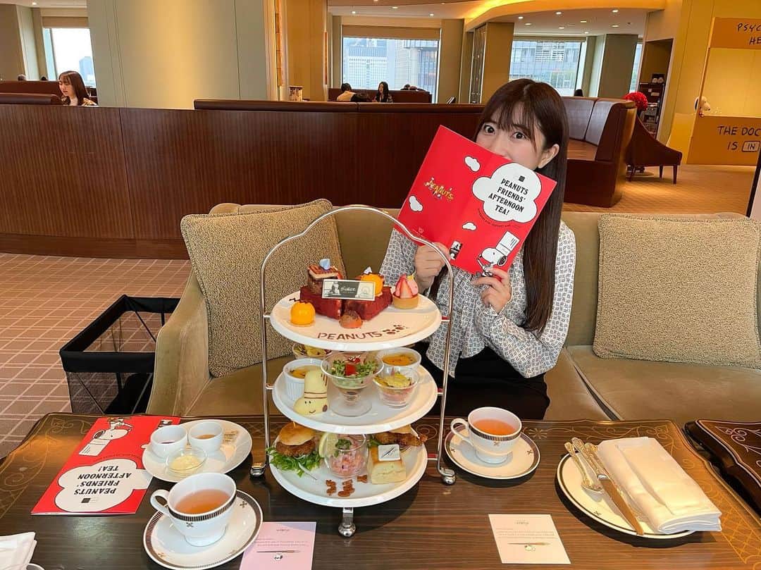 小泉里奈のインスタグラム：「スヌーピー可愛かったな〜🐾  #アフタヌーンティー #帝国ホテル #帝国ホテル東京 #日比谷カフェ #銀座カフェ #東京カフェ #東京カフェ巡り #スヌーピー #下午茶 #afternoontea #imperialhotel #imperialhoteltokyo #peanutsfriends #snoopy #onthetable #teatimes #tokyocafe」