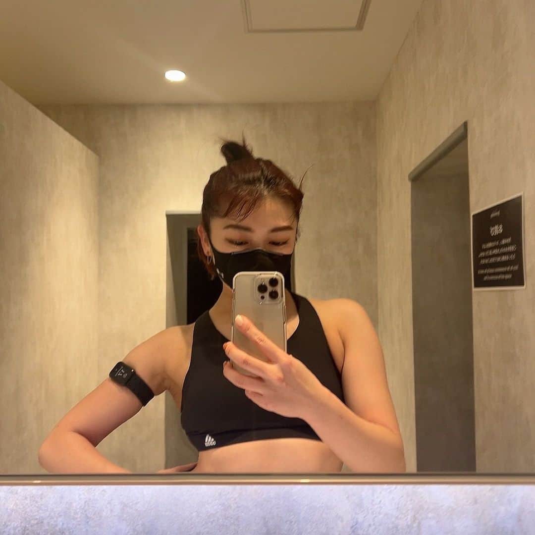 細田彩花のインスタグラム：「. 去年ノリと勢いで走ったハーフから１年、 再びノリと勢いでフルマラソンに挑戦することに🏃‍♀️💨💨(さっき決まった笑)  2ヶ月後、どうなることやら😪  #初フルマラソン #マラソン練習は2022年４月以来 #ボクササイズは週4笑  #フィットネス女子  #ゴルフも相変わらずハマってます」