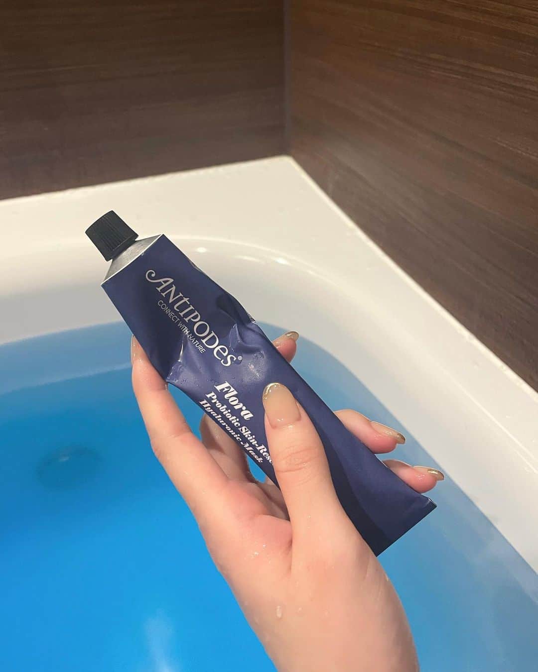 知本真以子のインスタグラム：「@antipodesskincare_jp  半身浴する時のパック🧖‍♀️ . 週2位やってる🫰🏻🤎 これやった次の日の朝のモチモチ感すごい！」