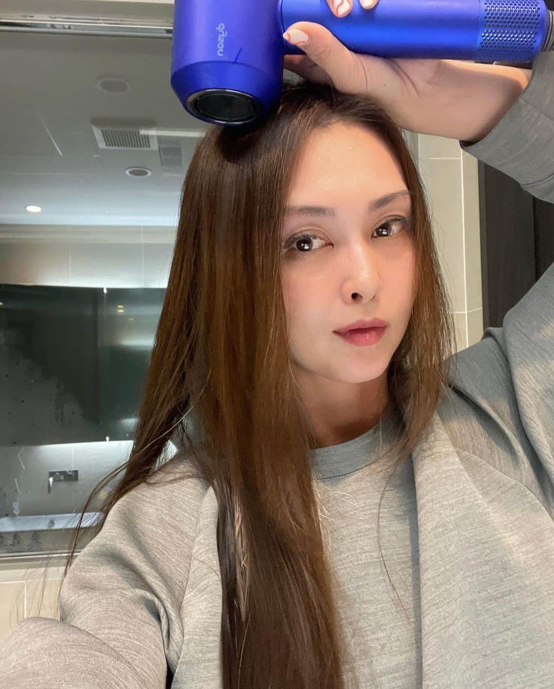 桜井裕美のインスタグラム：「若い頃からめちゃくちゃ髪の毛が丈夫で傷み知らずでしたが、、、最近内側を全体の半分以上ブリーチしているので結構絡まってしまうことが🤣🤣🤣 髪の毛ってこんなに絡まるんだーと苦痛を味わっていましたが、とても良いものに出会いました！！ Care pro deepと言うお風呂でトリートメントの時に使うものです。トリートメントをして洗い流す前にこちらのアイロンを当てるとサラサラになります^_^ とっても簡単だから毎日使うのが面倒ではないところが◎！！  #careprodeep  #トリートメント #髪の毛サラサラ」