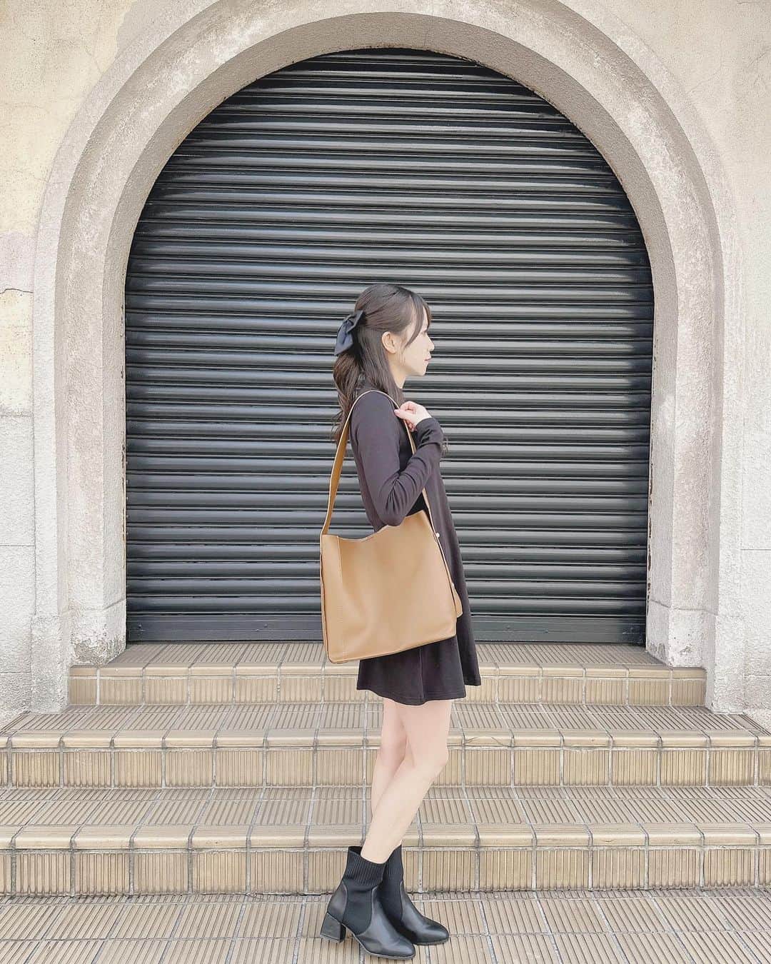 八木沙季さんのインスタグラム写真 - (八木沙季Instagram)「🤍🤍  SHEINがSHEIN BASICSシリーズラインを 発売したんだって😳👏✨ SHEIN BASICSの着回しコーデ組んだよ！ ブラックコーデ🖤  クローゼットの定番アイテム👗 🤍ワンピース 商品ID 12706503  🤍ソックスブーツ 商品ID 11928949  🤍バッグ 商品ID 11954561  🤍リボンヘアクリップ 商品ID 1213066  クーポンコード💰 SSJP254  @shein_japan  #SHEINBASICS  #SHEINforAll #SHEINss23」2月19日 22時49分 - saki_yagi531