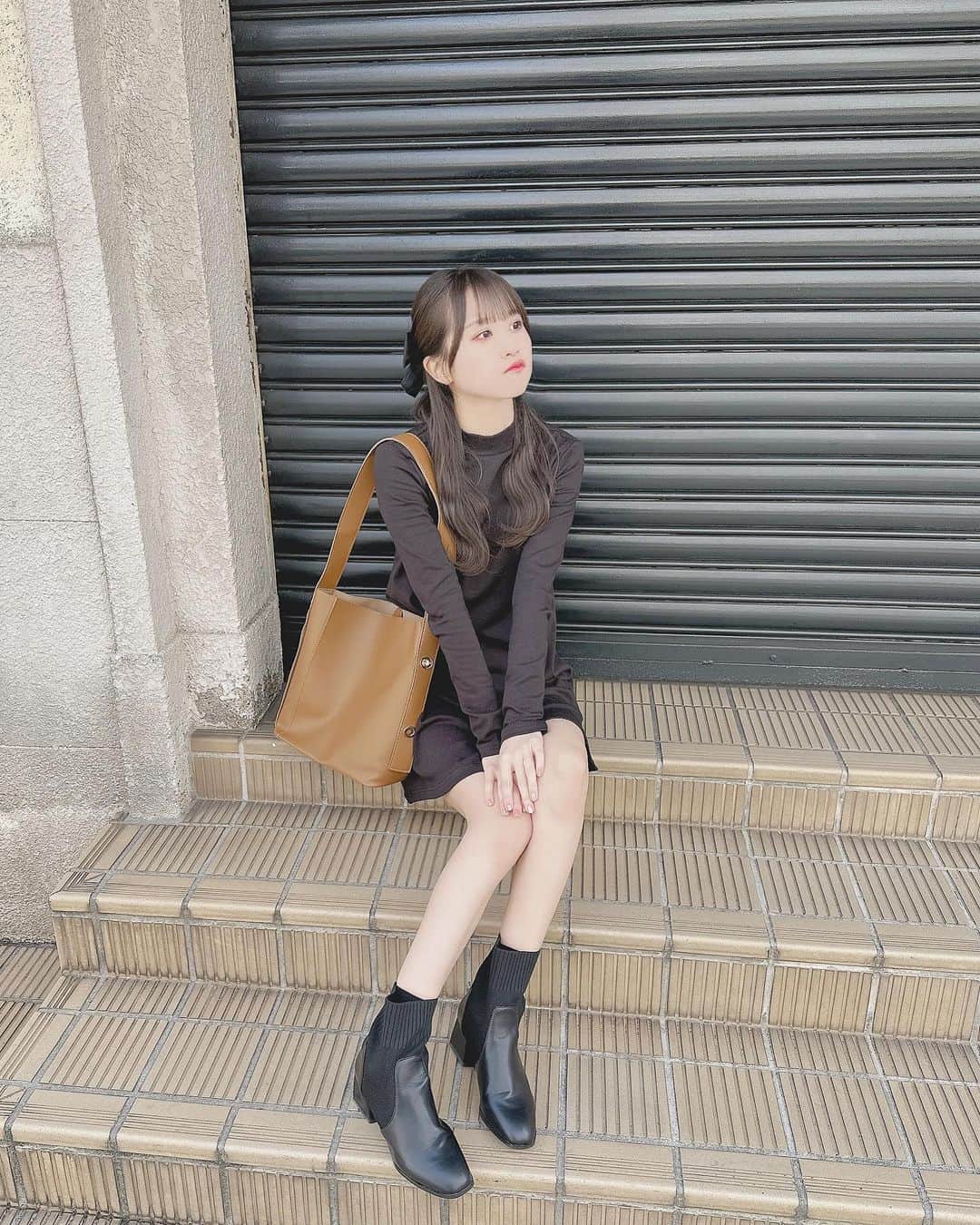 八木沙季のインスタグラム：「🤍🤍  SHEINがSHEIN BASICSシリーズラインを 発売したんだって😳👏✨ SHEIN BASICSの着回しコーデ組んだよ！ ブラックコーデ🖤  クローゼットの定番アイテム👗 🤍ワンピース 商品ID 12706503  🤍ソックスブーツ 商品ID 11928949  🤍バッグ 商品ID 11954561  🤍リボンヘアクリップ 商品ID 1213066  クーポンコード💰 SSJP254  @shein_japan  #SHEINBASICS  #SHEINforAll #SHEINss23」