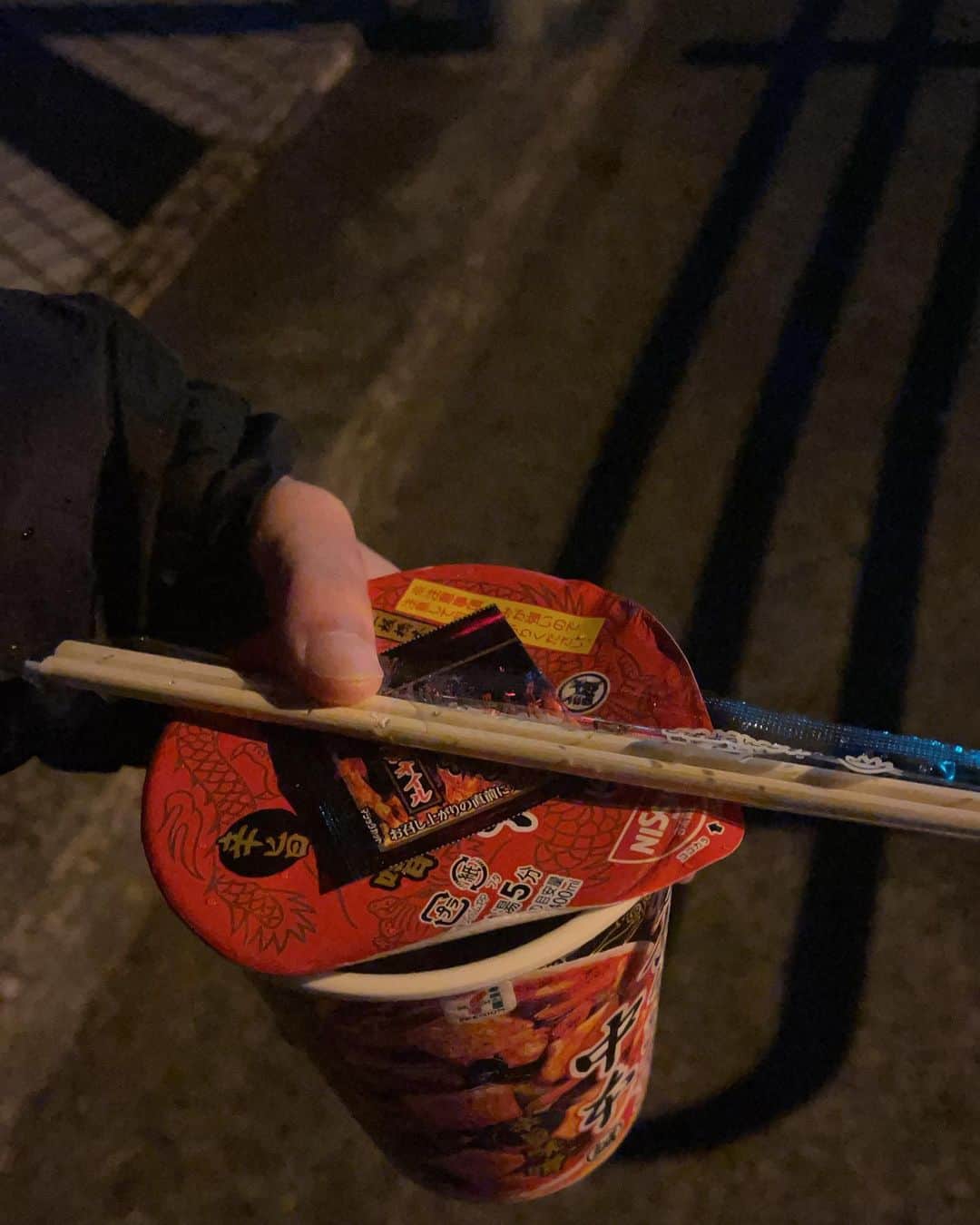 岩井拳士朗さんのインスタグラム写真 - (岩井拳士朗Instagram)「山歩き後足腰バンビで 焼肉食べてのんで 大浴場浸かりながら語ってのぼせて 部屋帰ってラーメンたべたくなって 中本食って寝落ち 今日も雨の中山歩き 一日中くちびるがヒリヒリしている 帰宅しました おわり」2月19日 22時50分 - kenshiro_iwai