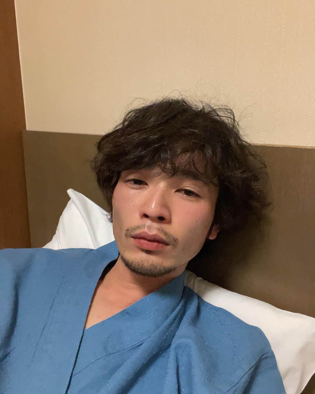 のインスタグラム：「山歩き後足腰バンビで 焼肉食べてのんで 大浴場浸かりながら語ってのぼせて 部屋帰ってラーメンたべたくなって 中本食って寝落ち 今日も雨の中山歩き 一日中くちびるがヒリヒリしている 帰宅しました おわり」