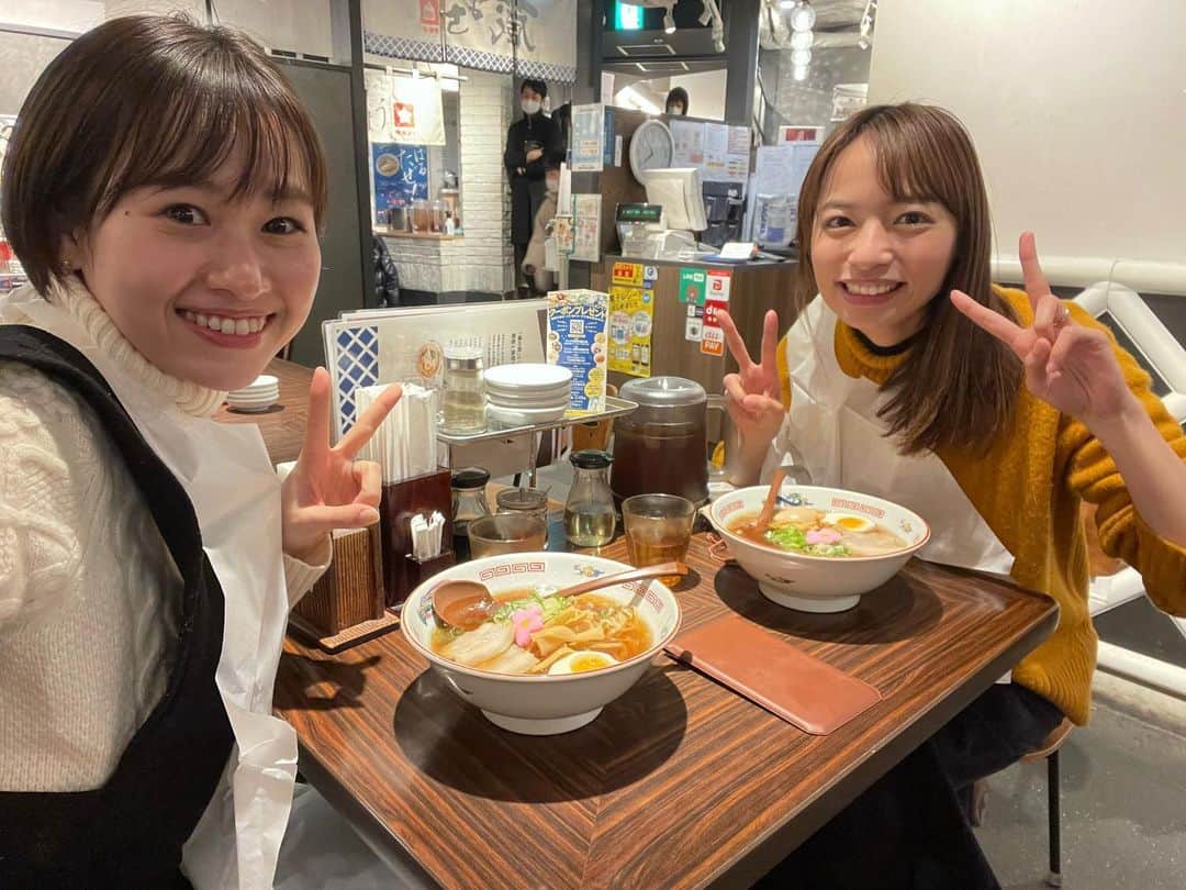 松原朋美のインスタグラム：「🍜🏯  先日久々にじゃらん編集長と阿部アナとロケに行ってきました❤️  そのロケの様子は3月のキャッチ！にて放送予定です☺️ （この写真でどこに行ったかわかる人はいるでしょうか？笑）  ロケ終わりに阿部ちゃんと ラーメン🍜✨ はぁ〜美味しかった💕  #キャッチ！#じゃらん #編集長#ロケ#アレが見たい #阿部芳美#松原朋美 #帰りは名駅のラーメン」