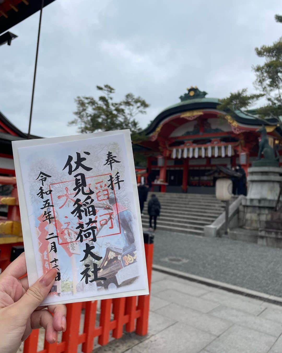 山崎真由のインスタグラム：「早起きして山頂まで登った⛩ 朝早すぎて山頂付近の授与所が開いてなかった とほほ🫠   #伏見稲荷大社」