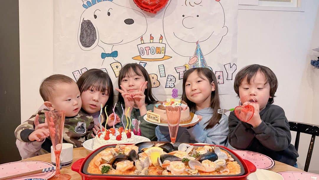 江原千鶴（エハラチヅル）のインスタグラム：「おとちゃんお誕生日おめでとう🎂💕 1/27で8歳になりました‼️  体調悪かったり、みうの受験があったりで、やっと先週お祝いできました🎉  友達からレシピを聞いて作ったパエリアもなんとか成功〜✨  今年はスヌーピーがいいと言うおとちゃんに、パパが絵を描いてくれました❤️  つい最近まで末っ子だった気がするおとちゃんが、今では真ん中っ子に‼️  コスメが大好きで、メイクさんになりたいらしい✨  はっきりしていて分かりやすい性格だから、1番心配いらないようで、1番心配だったりするケド…  おとちゃんは自由に輝いて欲しいな❣️  #誕生日#8歳#子供のいる暮らし  #家族#誕生日ケーキ #31」
