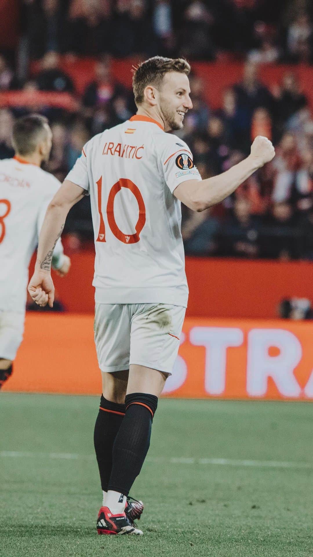 イヴァン・ラキティッチのインスタグラム：「Mi Sevilla Sevilla Sevilla ♥️⚪️🤩 @sevillafc  📹 @chacalexandre   #rakitic #sevillafc  #europaleague  #vamosmisevilla」