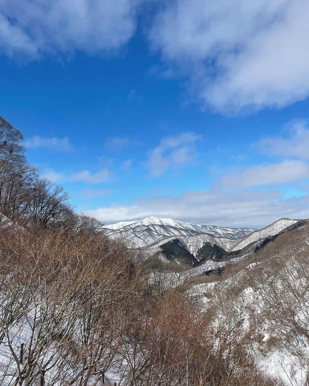 宮内理沙さんのインスタグラム写真 - (宮内理沙Instagram)「この前ですが撮影で冬をしてきました🏂❄️  普段こんなに雪を見る機会ないから嬉しかったなあ😚 景色も凄く綺麗で高所恐怖症より楽しさと感動が勝った🤣✨  #ゲレンデ #スノボ #上手になりたい」2月19日 23時11分 - risa_miyauchi
