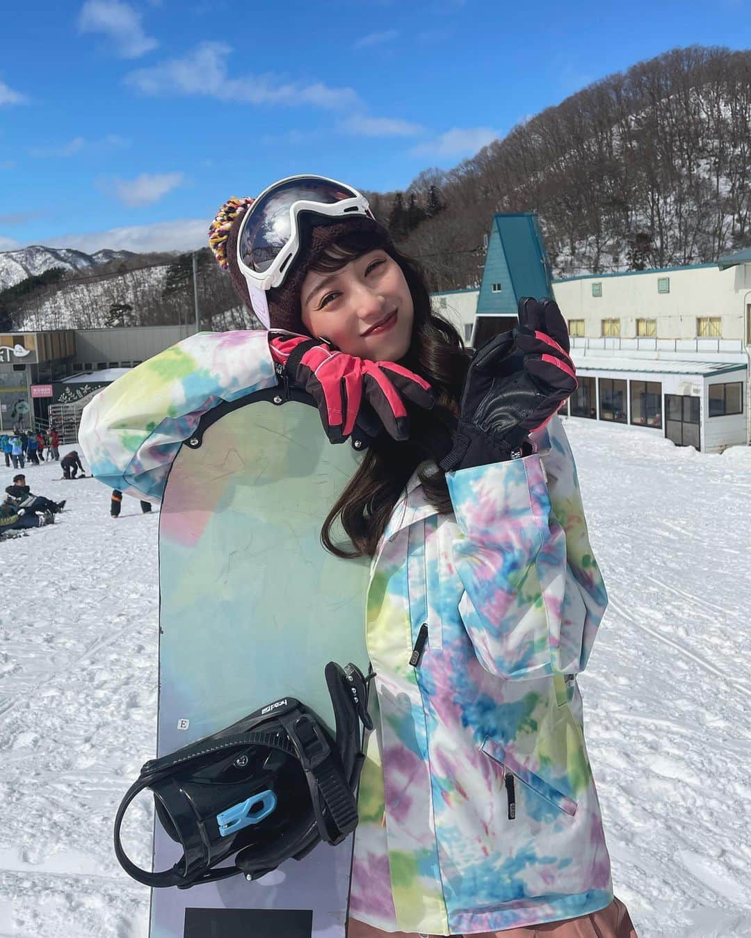宮内理沙さんのインスタグラム写真 - (宮内理沙Instagram)「この前ですが撮影で冬をしてきました🏂❄️  普段こんなに雪を見る機会ないから嬉しかったなあ😚 景色も凄く綺麗で高所恐怖症より楽しさと感動が勝った🤣✨  #ゲレンデ #スノボ #上手になりたい」2月19日 23時11分 - risa_miyauchi
