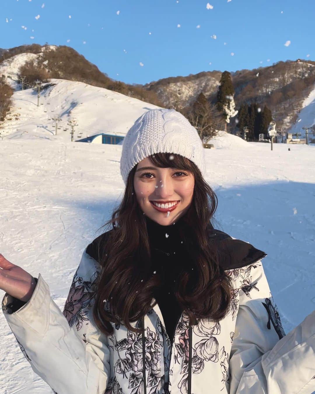 宮内理沙のインスタグラム：「この前ですが撮影で冬をしてきました🏂❄️  普段こんなに雪を見る機会ないから嬉しかったなあ😚 景色も凄く綺麗で高所恐怖症より楽しさと感動が勝った🤣✨  #ゲレンデ #スノボ #上手になりたい」