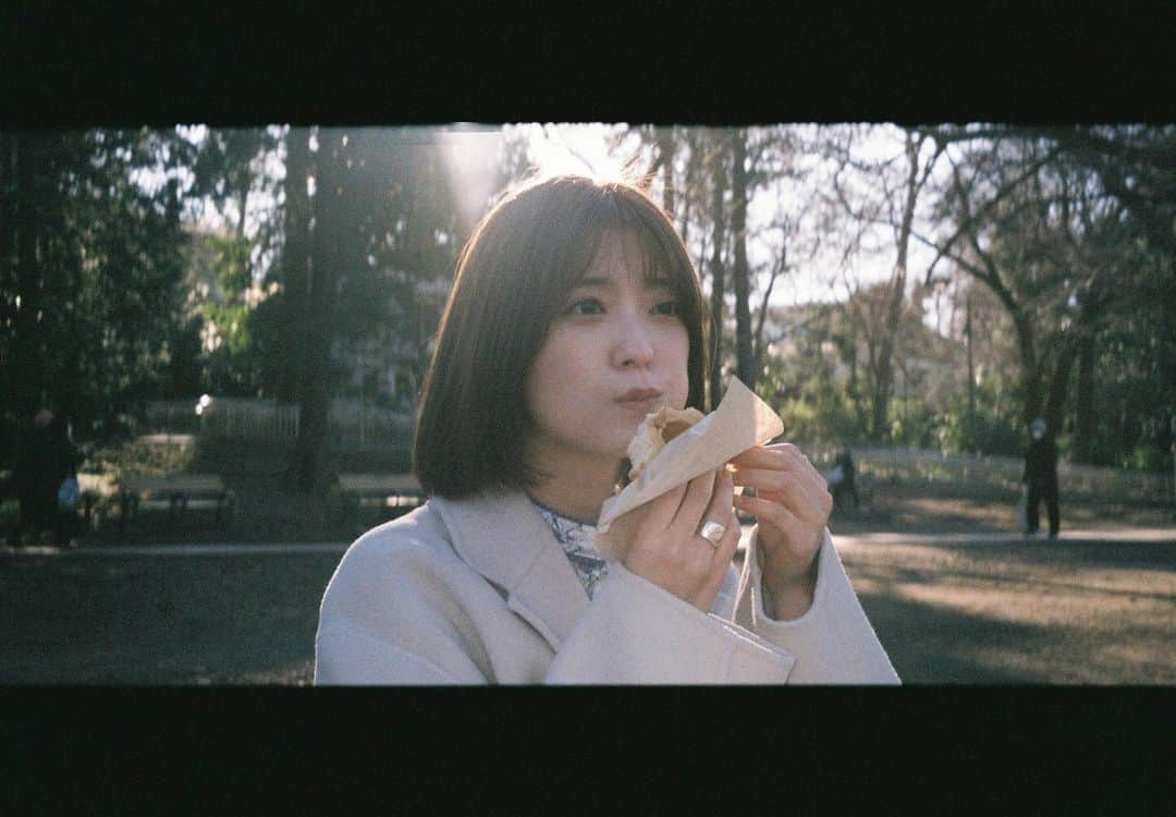 工藤美桜さんのインスタグラム写真 - (工藤美桜Instagram)「もぐもぐ #2代目フィルムちゃん #黒枠みたいなのついてくるんだけど #それがなんか映画っぽくて良い」2月19日 23時16分 - mmio_kudo