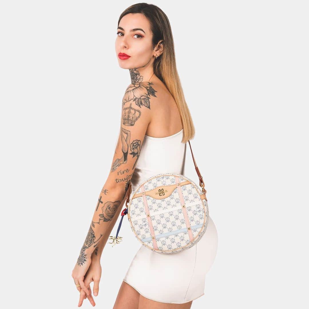 ピエログイディのインスタグラム：「Piero Guidi “Angeli del Nostro Tempo” – Borsa a tracolla PG Monogram1970 mod. “Tamburello”, realizzata con lavorazione a “selleria” in cuoio e tessuto spalmato con disegno logo Piero Guidi 1970. Per Lucia – Digital marketing manager - @lucialudovicalupini dipinta nel suo spirito innovativo come le nostre idee, la nostra creatività #PieroGuidi PG Monogram1970 “Classico Contemporaneo”   #PGMonogram1970 #Pgcreativefactory #loveitaly」
