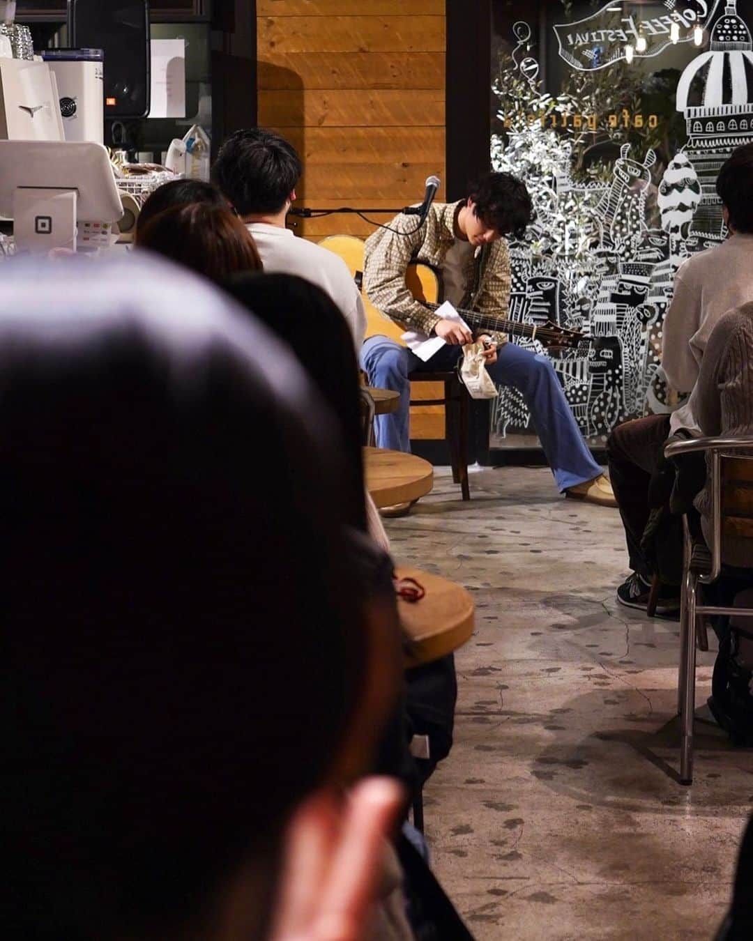 川合ルイのインスタグラム：「川越カフェパトリシアで演奏しました。 自分の描いた絵の前で歌えて嬉しいです。 色んな地方から来てくれてありがとう！ パトリシアさんも素敵な機会をありがとうございました。 ご飯が本当に美味しくてまた食べに行きます。」