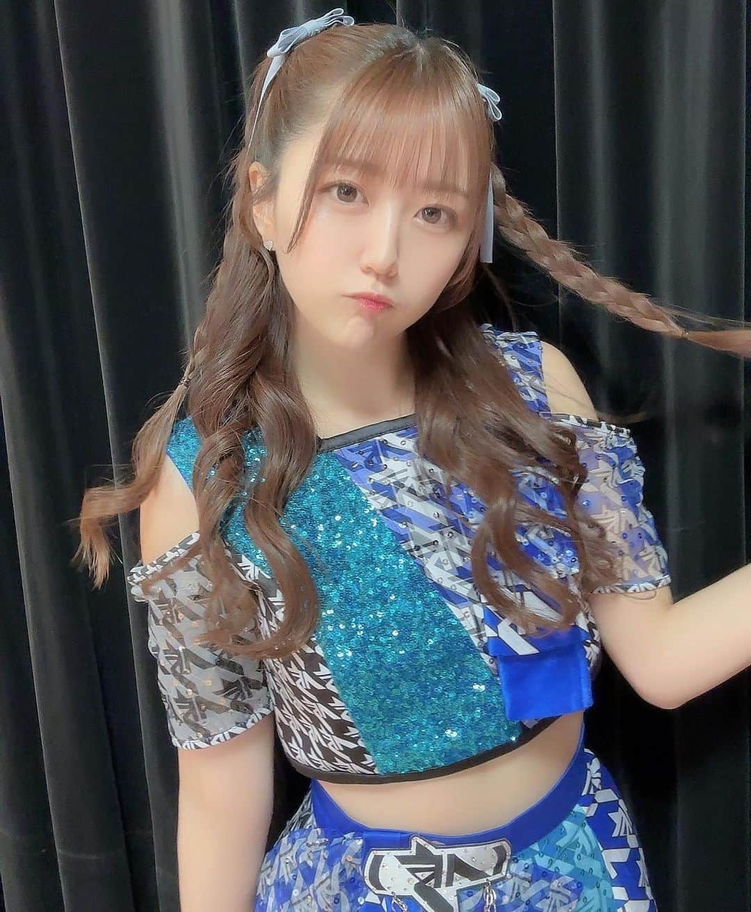 のインスタグラム：「新衣装になって初めての投稿🤚🏻 #アイドル #アプガ #新衣装 #三つ編みハーフツイン #三つ編みアレンジ #ハーフツイン」