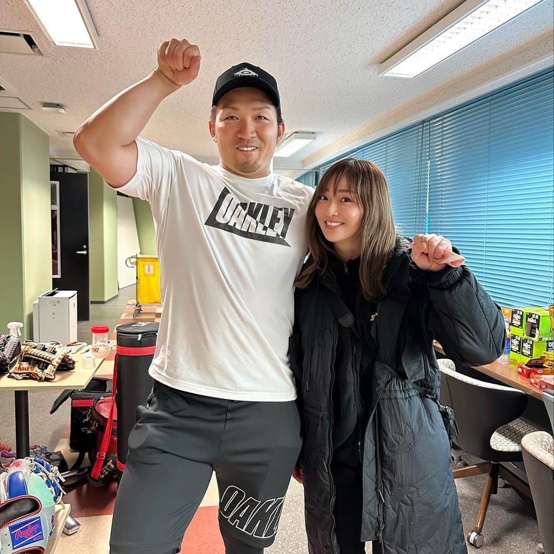 長崎望未のインスタグラム：「.  今日のみんなのスポーツ 見てくださいましたか？🤭 @minspo_tvtokyo   今回は鈴木誠也選手の 自主トレ密着とインタビューを してきた映像でしたよっ😊✨✨  去年はプライベートで自主トレ 行かせてもらって今回はお仕事で🥰  嬉しかったし楽しかった😆✨  せっかく沖縄でみんなと会えたってことで 写真撮ったので記念に載せておきます😂  なんかこの時よくわかんないポーズ してて謎やしじわるけど😂www  堂林くんとすえくんにも会えて ハッピーな自主トレでした✨  取材が終わった後もせっかく 沖縄に来たから明日も練習 一緒にしようよって言ってくれたので  バキバキに筋肉痛になりながら 次の日も練習に参加させてもらいました☺️  ランニングメニューの影響で 1週間筋肉痛が取れなかったです笑  今年みんなの活躍がたのしみ！✨  私もみんなの頑張りに刺激受けて 今年も精一杯頑張ろうと改めて 思った2日間でした🫱🏻‍🫲🏽🔥✨  来週でみんなのスポーツMCも ラストだ〜🥺一カ月早い！  あと2回の放送です🥺🫱🏻‍🫲🏽 是非見てくださいねっ🥰🙏🏾✨  #みんなのスポーツ #みんスポ #テレビ東京 #テレ東 #鈴木誠也 くん #堂林翔太 くん #末包昇大 くん」