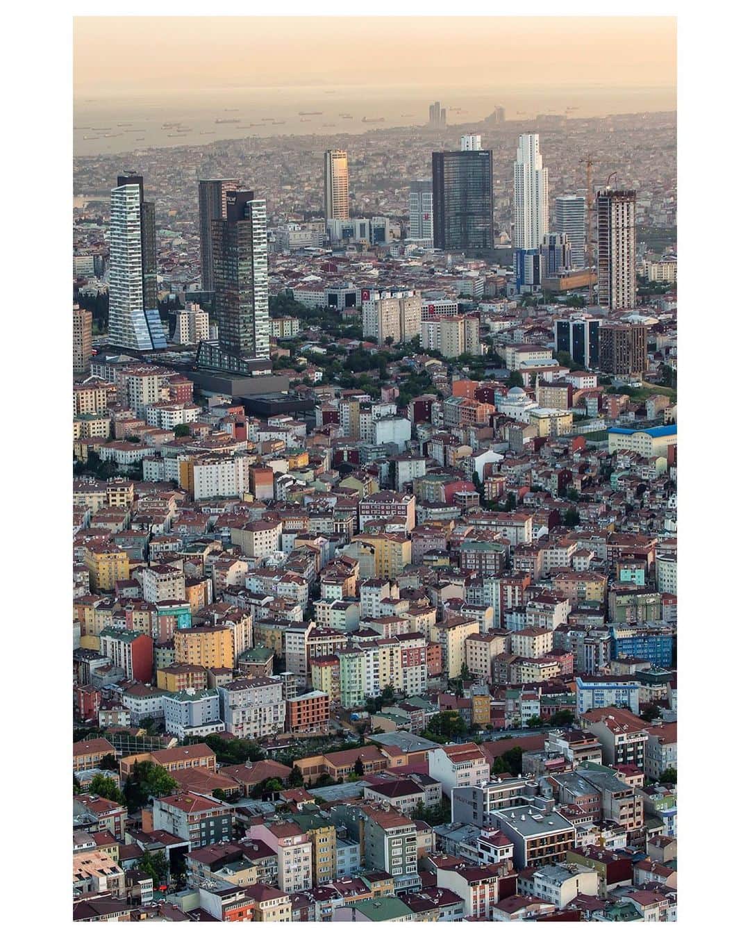 Mustafa Sevenのインスタグラム：「#İstanbul un farklı mahallelerinden farklı zamanlarda çektiğim fotograflar. Böyle bir zamanda felaket tellallığı yapıp sıcak evlerimizde huzurunuzu kaçırmak değil amacım ama biraz kaçsa artık huzur iyi olur. Televizyondan izlemeye benzemiyor deprem bölgeleri. Yaşayan, gören çok iyi bilir. Olası bir depremde İstanbul’u düşünmeye başladığımda nefes alamıyorum. Yaşanacakları hayal bile edemiyorum. Ali Ağaoğlu’na atfedilen bir söz dolanıyor sürekli sosyal medyada. "Deprem olursa İstanbul'a ordu bile giremez, ölen şanslıdır" !!!  Bu kader değil ! Artık karar vericileri harakete geçirme zamanı. Talep edin, unutmayın unutturmayın. İnsanca bir yaşam hepimizin hakkı. Fotograflar işte karşınızda yorum sizin !  #Deprem #Afet」