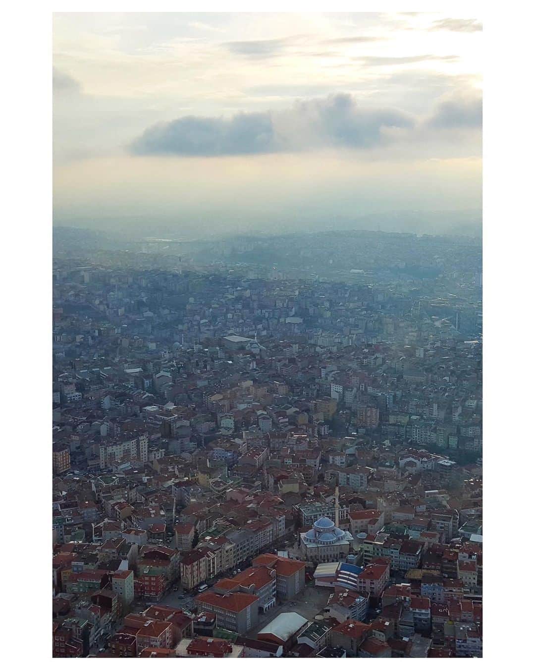 Mustafa Sevenさんのインスタグラム写真 - (Mustafa SevenInstagram)「#İstanbul un farklı mahallelerinden farklı zamanlarda çektiğim fotograflar. Böyle bir zamanda felaket tellallığı yapıp sıcak evlerimizde huzurunuzu kaçırmak değil amacım ama biraz kaçsa artık huzur iyi olur. Televizyondan izlemeye benzemiyor deprem bölgeleri. Yaşayan, gören çok iyi bilir. Olası bir depremde İstanbul’u düşünmeye başladığımda nefes alamıyorum. Yaşanacakları hayal bile edemiyorum. Ali Ağaoğlu’na atfedilen bir söz dolanıyor sürekli sosyal medyada. "Deprem olursa İstanbul'a ordu bile giremez, ölen şanslıdır" !!!  Bu kader değil ! Artık karar vericileri harakete geçirme zamanı. Talep edin, unutmayın unutturmayın. İnsanca bir yaşam hepimizin hakkı. Fotograflar işte karşınızda yorum sizin !  #Deprem #Afet」2月20日 0時41分 - mustafaseven