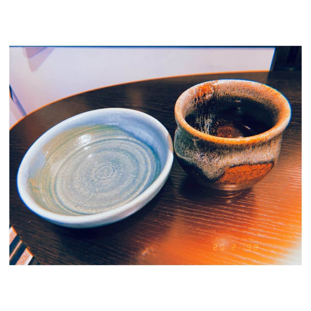 iCasのインスタグラム：「家に陶芸で作った食器達が届いた  何この気持ち、、 めちゃくちゃ嬉しい🔥🔥  こんなに心が躍る食器は見たことがない  朝一湯呑みにチャイを入れて飲んだらスパイスの香りと幸せに包まれて最高の気分やった  去年からずっと陶芸やりたいと言ってた @askperc0322  との制作時間も終始楽しかった  2023年の私のテーマは 心がときめくことをする事  想像するとドキドキするアートに触れワクワクする人や場所に会いに行く  同時にときめかない事はなるべくやらない、場所にも行かない、人にも会わない、ちゃんと距離を取る事  自分のときめきと向き合うめちゃくちゃ良い経験になったし、朝から良い気持ちになった  ハマるぞこれは。。。」