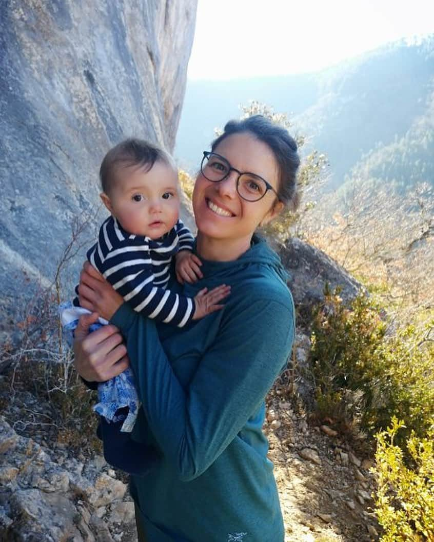 ニナ・カプレツのインスタグラム：「Sharing time with my little family outdoors at the cliff fulfills my heart ❤️  I don’t take Lia every day with me, but when I do so, she’s absolute priority. The last week we spent a fabulous week at the cliff “la Verrière “. I was happy to see crush @cedriclachat @choongkatherine and Pauline and to get inspired about “parenting as a climber” by the entire @matteo_soule family! Myself I sent an 8a or 8a+ every day and feel ready for more!😉  #lovelife @arcteryx @scarpaspa @petzl_official @namuk」