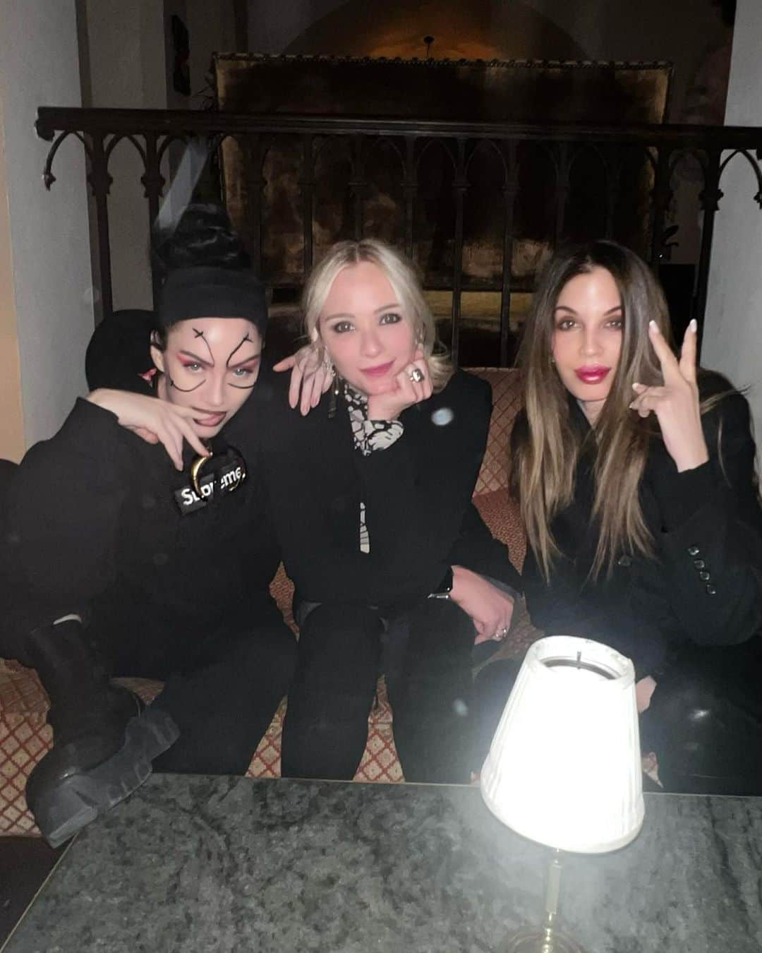 ローレン・ホリーのインスタグラム：「Girlfriendzz. 🖤 @evis_xheneti @loreerodkin  @chateaumarmont 📸: @xhoana_x」