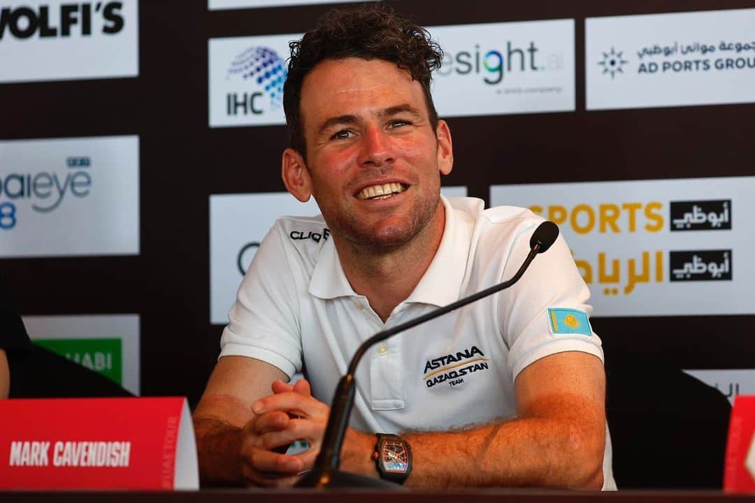 マーク・カヴェンディッシュのインスタグラム：「Press Conference @theuaetourofficial. In a polo shirt. Trying to be smart and all that. 👕☀️  📸 @sprintcycling」