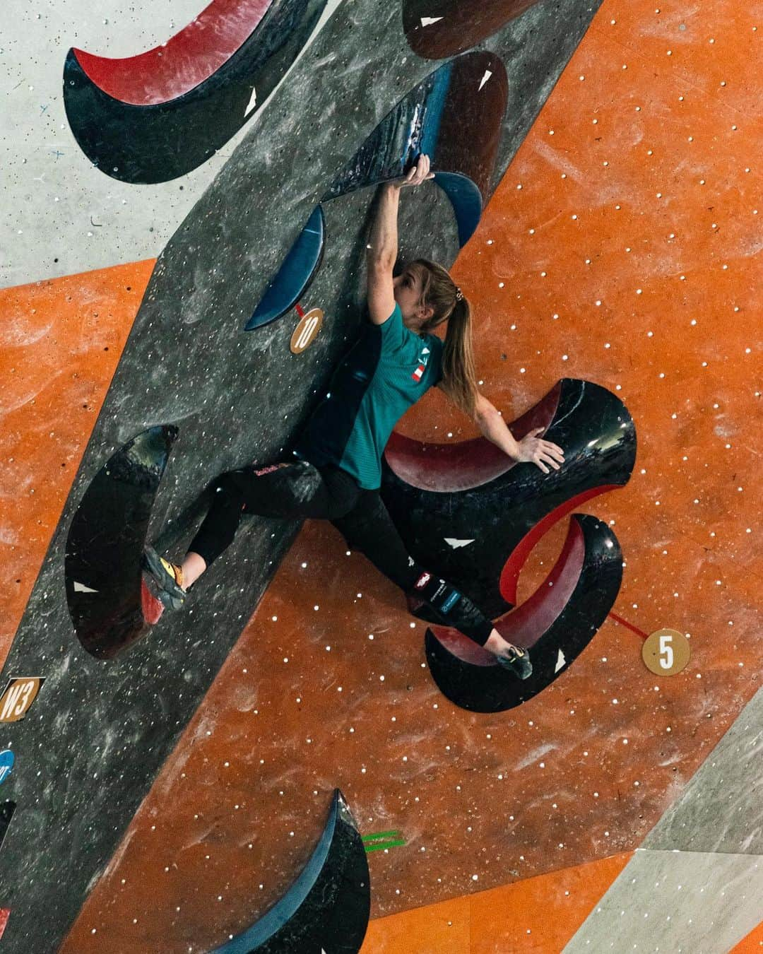 ジェシカ・ピルツのインスタグラム：「Little getaway from the daily training routine competing at the Milano Climbing Expo last weekend. Nice boulders, pumpy lead route and good atmosphere @urbanwallmilano 😊」