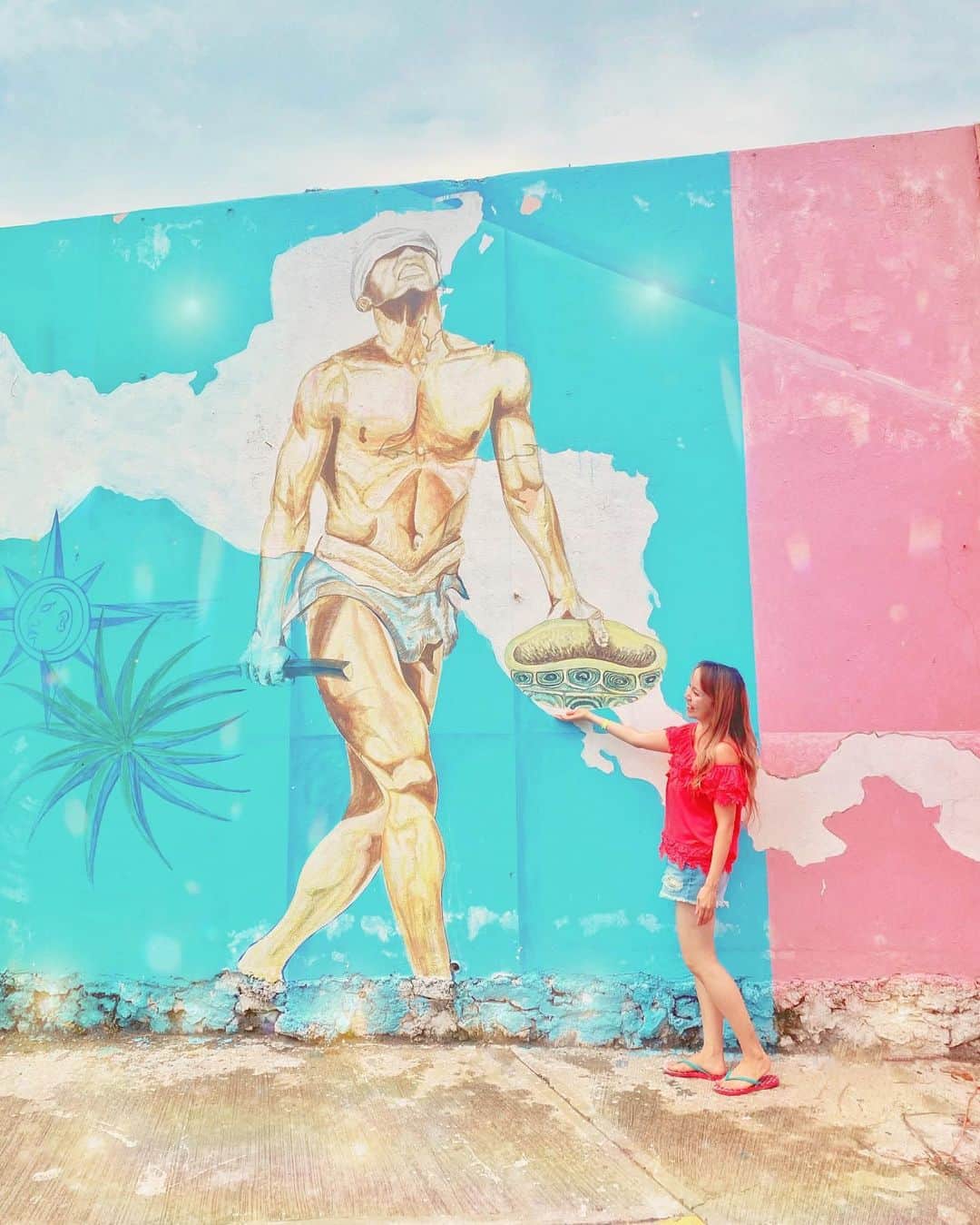 はるみんのインスタグラム：「.·˖*✩ ⁡ メキシコの離島 イスラムへーレスには 壁画がたぁくさんあります🎨🇲🇽 ⁡ 建物から、民家まで壁画だらけなので 街全体がアートの世界です🥰 ⁡ カラフルな色使いで 🦠も壁画になってました🤓 ⁡ 日本で自分のお家の外壁をこんな カラフルにしたら、撮影スポットに なるだろなぁ😂📸💕 ⁡ ⁡ ⁡ 📍𝐈𝐬𝐥𝐚 𝐌𝐮𝐣𝐞𝐫𝐞𝐬（𝐌𝐞𝐱𝐢𝐜𝐨） ⁡ ⁡」