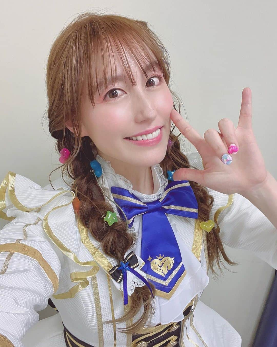 松嵜麗さんのインスタグラム写真 - (松嵜麗Instagram)「これがライブ最後の写真！ こっちのお揃い衣装も可愛いよねぇ☺️  そして最後の写真が五十嵐しゃんにつっこまれたやつですw いや、わたし自撮り撮るの苦手で時間かかるからさ😇 ひとりになりたいのよ😂 で、楽屋はちょいと遠くて、出番待ちのテントの近くの人がいない暗いところで小さい三脚立ててライトつけてとってたのね。 そしたら序盤で気付かれてうしろから激写されてた🤣🤣🤣 哀愁やばかったらしい🤣  五十嵐しゃんの投稿みてたら一緒に撮ろうと言ってくれてって書いてあったから、 あれ？れいちゃんどこじゃ？ってなってこの姿を発見しただろうから、ほんとヤバい姿だったと思う😔🤣  #アイマスmoiw2023  #アイマスmoiw2023_day2」2月20日 14時19分 - reiandbob