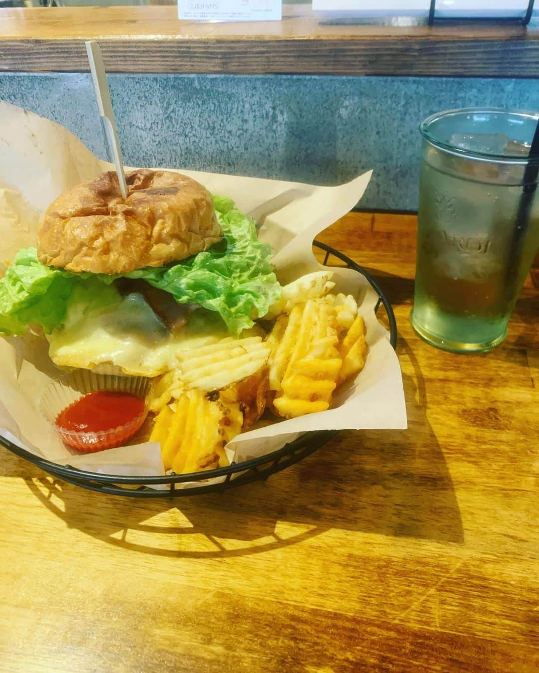 江越大賀のインスタグラム：「宇宙人齋藤👽🛸におすすめされて Warren’s Place 2.1 Burgers & Beer行ってきました🍔  肉❗️❗️て感じで最高に美味しかったです👍 次の休みも行こうかな😎  名護球場からも近いのでキャンプに来られた際行ってみてください😊 キャンプ休日は売り切れたら僕が食べれないので行かないでください🤣🤣🤣 @warrensplace_home   #Warren’s Place 2.1 Burgers & Beer #ハンバーガー #ワガママバーガー #名護 #キャンプ #休日のランチ #北海道日本ハムファイターズ #江越大賀」