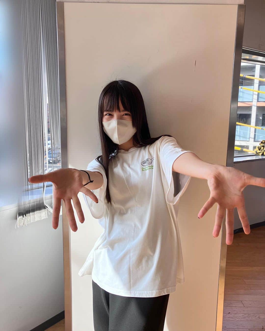 のインスタグラム：「昨日の『仮面ライダーギーツ』23話 いかがでしたか？  べロバが遂に変身しました！ まさかのサイズ感でしたね😂  『変身』という言葉を言える日が来るなんて、、 私にとって、忘れられない大切な回になりました。  写真は昨日の私です。 オンエアを見てテンション上がってます笑  そして次回、ジャマーガーデンを破壊してしまったべロバさん。 サポーターも大集結？！  お楽しみに！👅   #仮面ライダーギーツ #ベロバ #並木彩華」