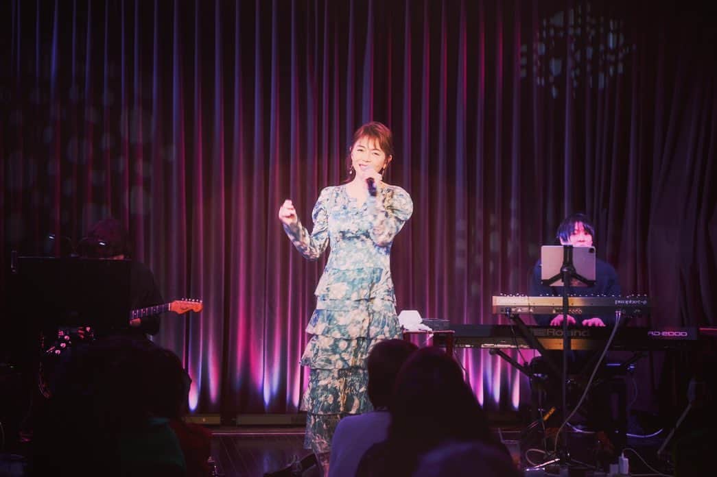 のインスタグラム：「2/17 Cover Album「Noriko's selection -Innocent love-」リリース記念ライブ 「青田典子Live -イノセント・ラブ-」 みなさんと素晴らしい時間を過ごすことが出来ました *･゜ﾟ･*:.｡..｡.:*･'･*:.｡. .｡.:*･゜ﾟ･*♪ ありがとうございました♡✨  演奏してくれた 及川くん、伊藤くん、 どうもありがとう *･゜ﾟ･*:.｡..｡.:*･'(*´ー｀*)  今日発売のintoxicateの雑誌に インタビュー掲載されていますので ぜひご覧になってくださいね♡  また、会える日まで🌸  #青田典子（Vo,） #及川創介（P） #伊藤翔磨（Gt）」