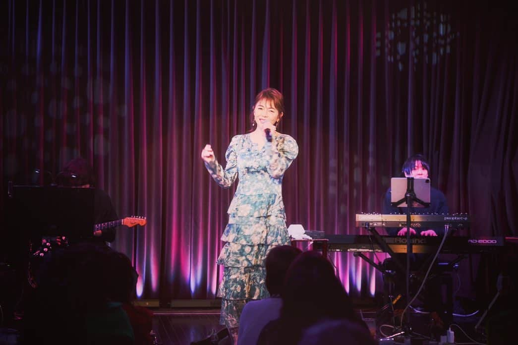 青田典子のインスタグラム：「2/17 Cover Album「Noriko's selection -Innocent love-」リリース記念ライブ 「青田典子Live -イノセント・ラブ-」 みなさんと素晴らしい時間を過ごすことが出来ました *･゜ﾟ･*:.｡..｡.:*･'･*:.｡. .｡.:*･゜ﾟ･*♪ ありがとうございました♡✨  演奏してくれた 及川くん、伊藤くん、 どうもありがとう *･゜ﾟ･*:.｡..｡.:*･'(*´ー｀*)  今日発売のintoxicateの雑誌に インタビュー掲載されていますので ぜひご覧になってくださいね♡  また、会える日まで🌸  #青田典子（Vo,） #及川創介（P） #伊藤翔磨（Gt）」