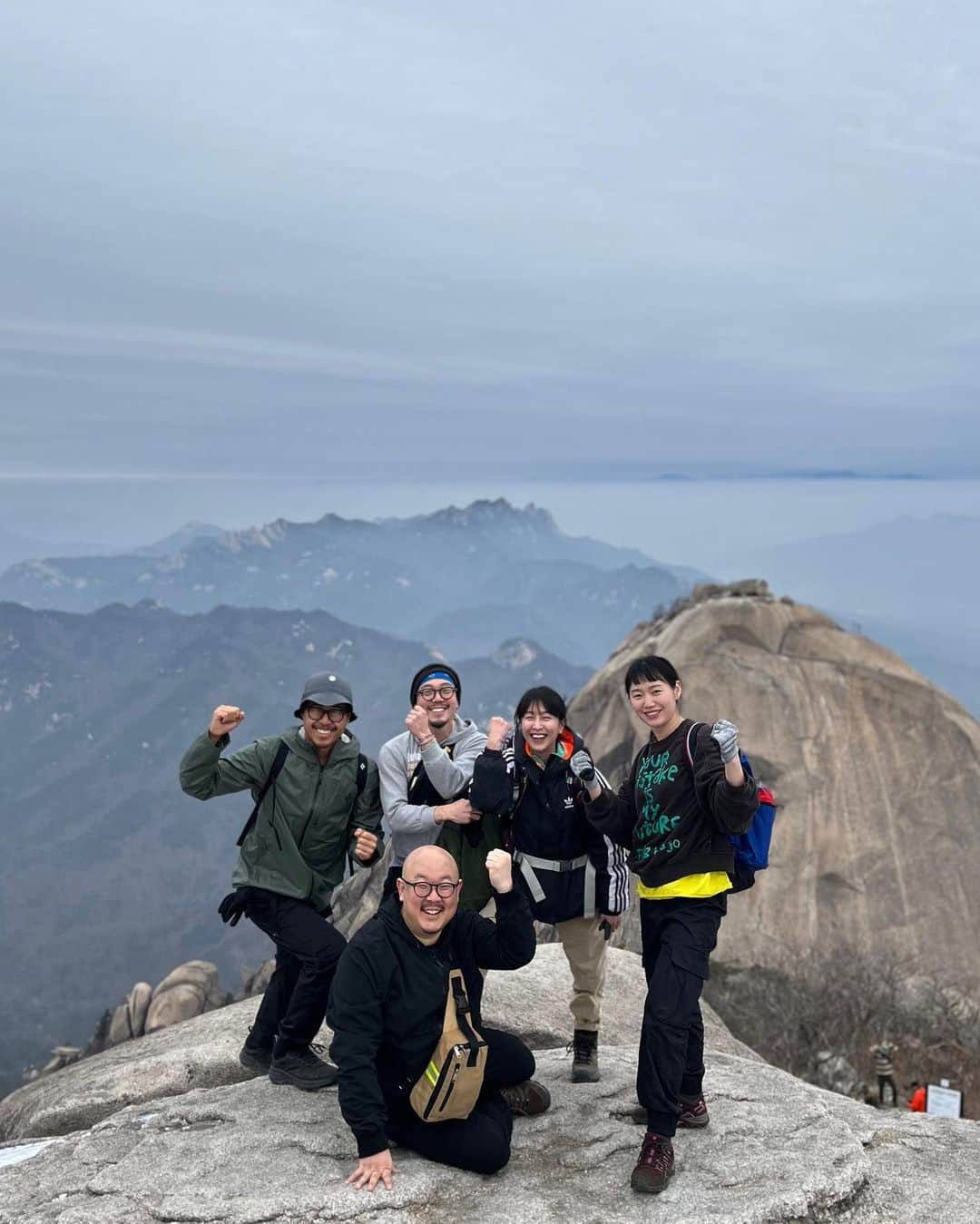 パク・ミンジさんのインスタグラム写真 - (パク・ミンジInstagram)「늦겨울 #홍등회 ⛰️  북한산 정상은 완전 오랜만!  지금 근육통에 고생이지만..ㅋㅋ 오르는 시간만큼은 참 신났음! 아직 얼음이 덜 녹은 길들이 중간중간 있어서 스릴도 있었고, 새들 고양이들두 만나구, 도시락은 꿀맛이었다 😚 대신 흐린 날씨와 미세먼지 탓에 쨍한 풍경은 못 보았지만..!  다음번 봄 홍등회 때는 푸릇푸릇한 풍경 볼 수 있겠지! 🌿」2月20日 15時25分 - kannamingoo