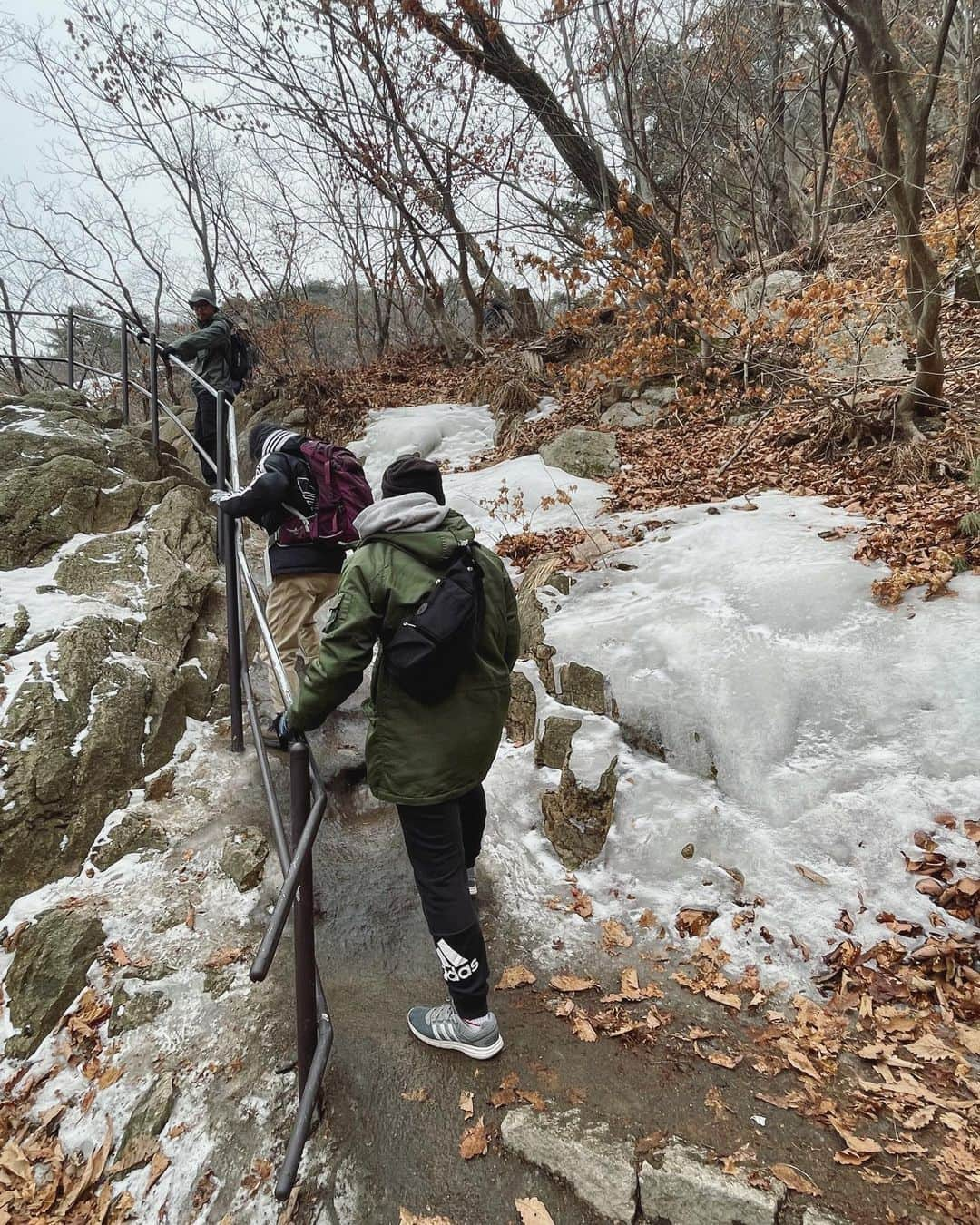 パク・ミンジさんのインスタグラム写真 - (パク・ミンジInstagram)「늦겨울 #홍등회 ⛰️  북한산 정상은 완전 오랜만!  지금 근육통에 고생이지만..ㅋㅋ 오르는 시간만큼은 참 신났음! 아직 얼음이 덜 녹은 길들이 중간중간 있어서 스릴도 있었고, 새들 고양이들두 만나구, 도시락은 꿀맛이었다 😚 대신 흐린 날씨와 미세먼지 탓에 쨍한 풍경은 못 보았지만..!  다음번 봄 홍등회 때는 푸릇푸릇한 풍경 볼 수 있겠지! 🌿」2月20日 15時25分 - kannamingoo