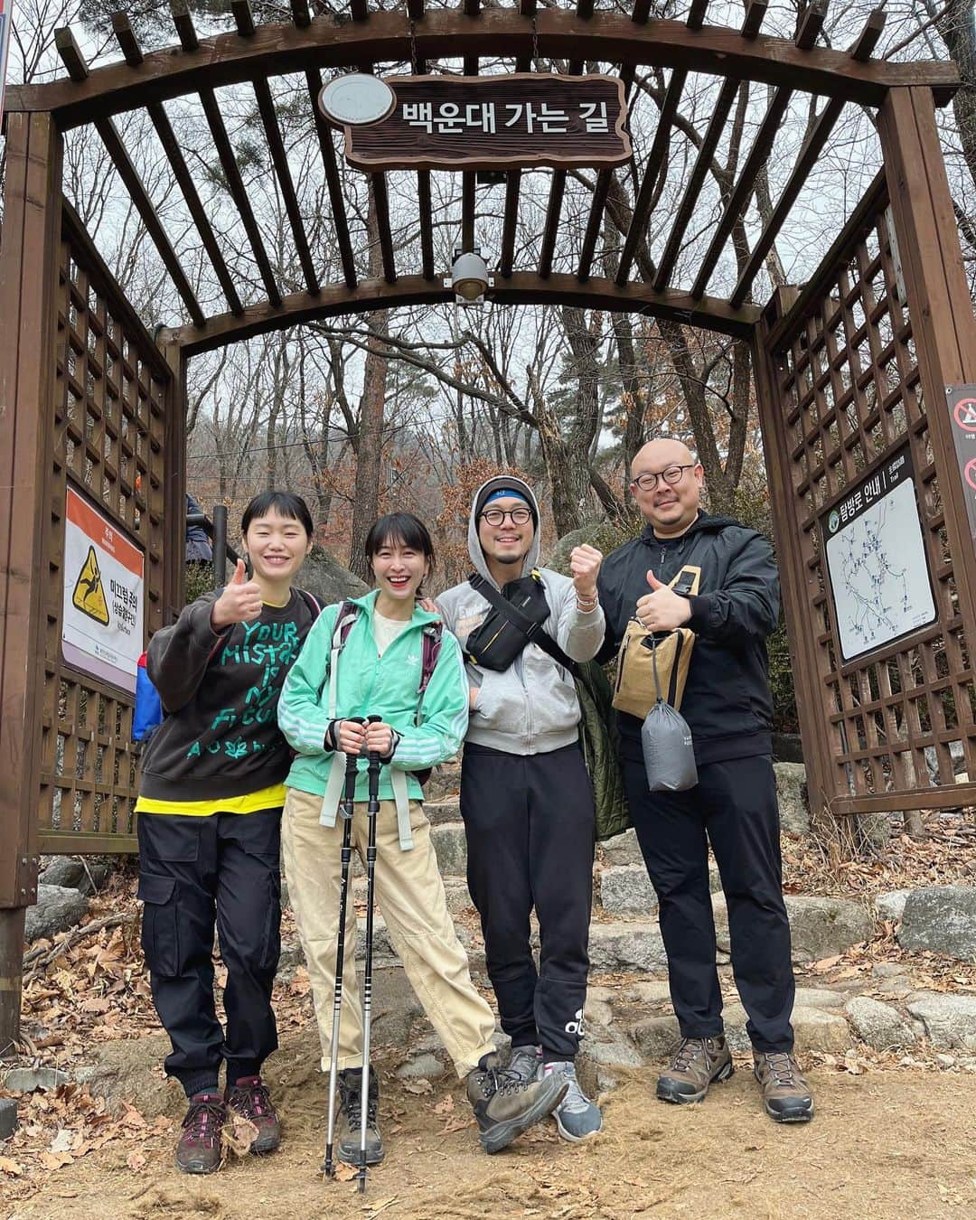 パク・ミンジさんのインスタグラム写真 - (パク・ミンジInstagram)「늦겨울 #홍등회 ⛰️  북한산 정상은 완전 오랜만!  지금 근육통에 고생이지만..ㅋㅋ 오르는 시간만큼은 참 신났음! 아직 얼음이 덜 녹은 길들이 중간중간 있어서 스릴도 있었고, 새들 고양이들두 만나구, 도시락은 꿀맛이었다 😚 대신 흐린 날씨와 미세먼지 탓에 쨍한 풍경은 못 보았지만..!  다음번 봄 홍등회 때는 푸릇푸릇한 풍경 볼 수 있겠지! 🌿」2月20日 15時25分 - kannamingoo